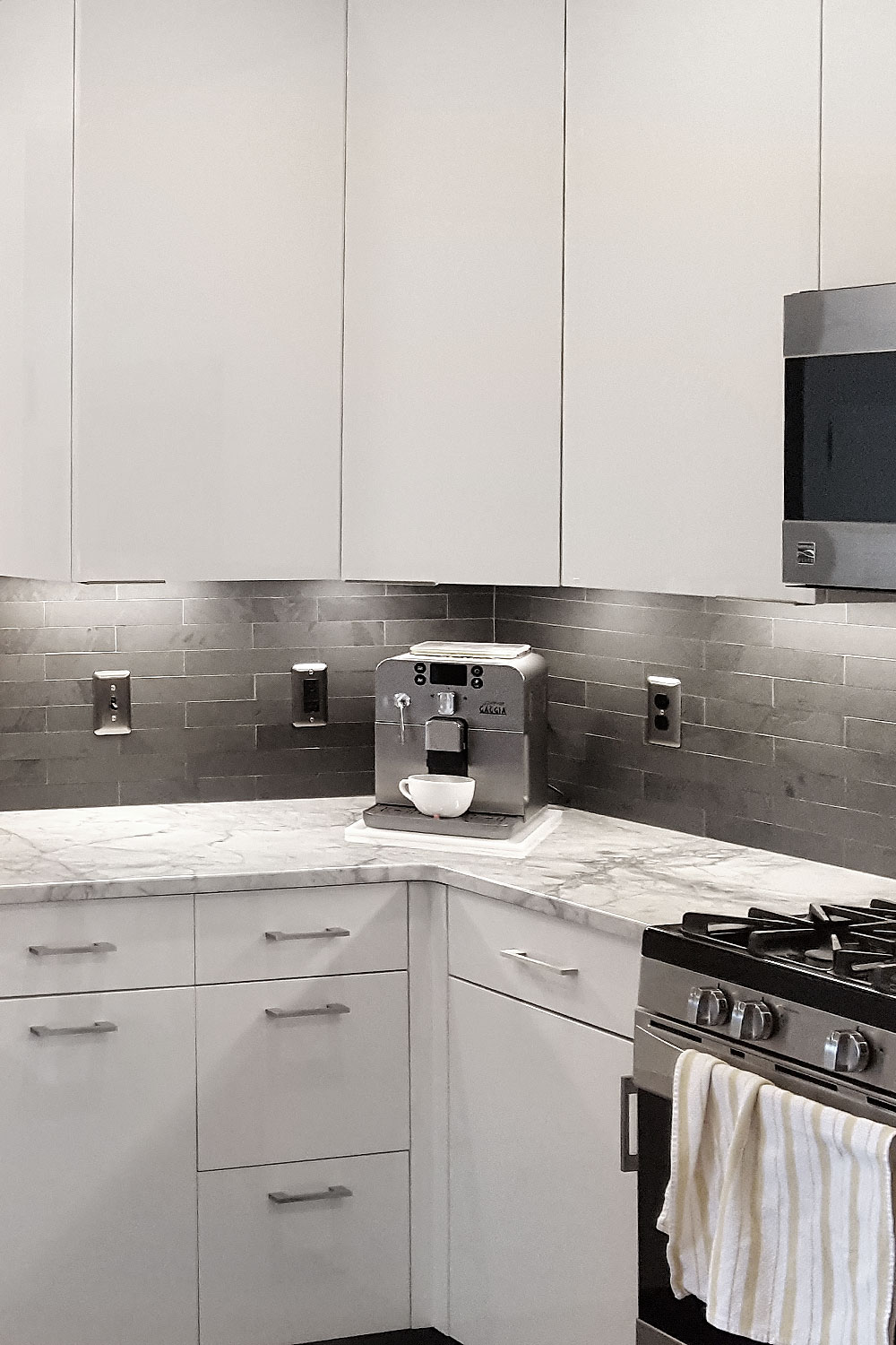 white modern kitchen with black slate subway backsplash tile BA1045