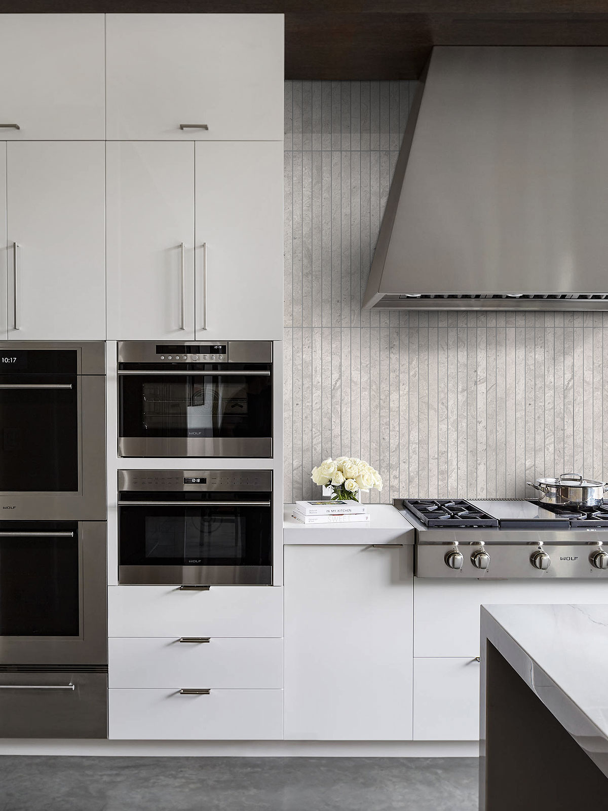 Modern white gray kitchen backsplash tile BA1038 #graybacksplash #limestonebacksplash #modernbacksplash #modernkitchen #graykitchen #graycabinetbacksplash