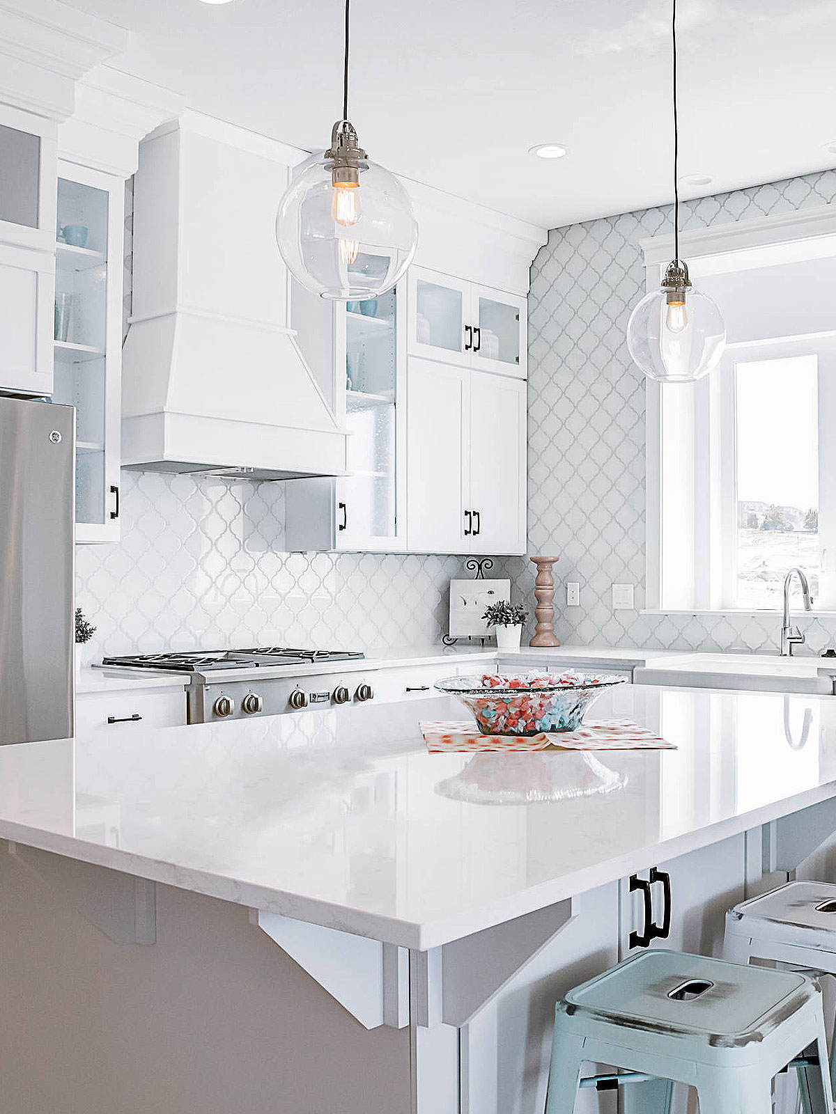 Modern white kitchen with arabesque backsplash tile