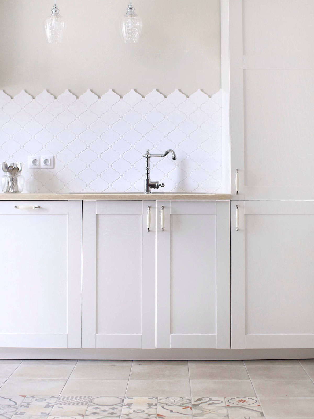 White arabesque backsplash tile white kitchen cabinet