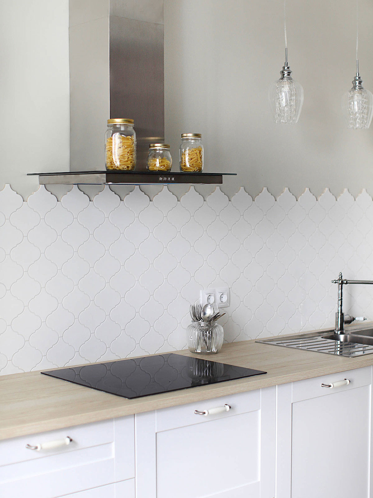 White arabesque backsplash tile woo countertop cabinet
