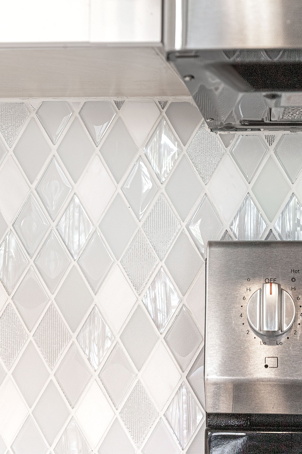 Contemporary White Kitchen Detail with Bubble Glass - Luxe