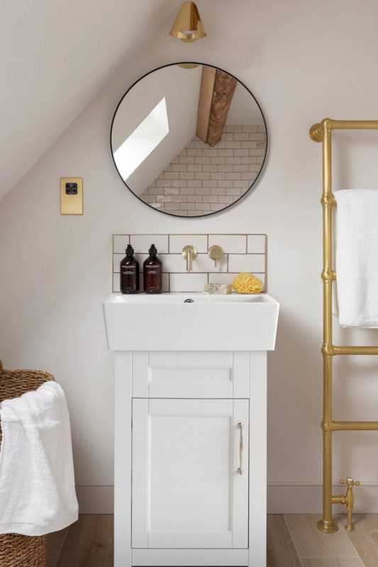 https://backsplash.com/wp-content/uploads/2022/09/18-Inch-White-Bathroom-Vanity-Bathroom-1-533x800.jpg