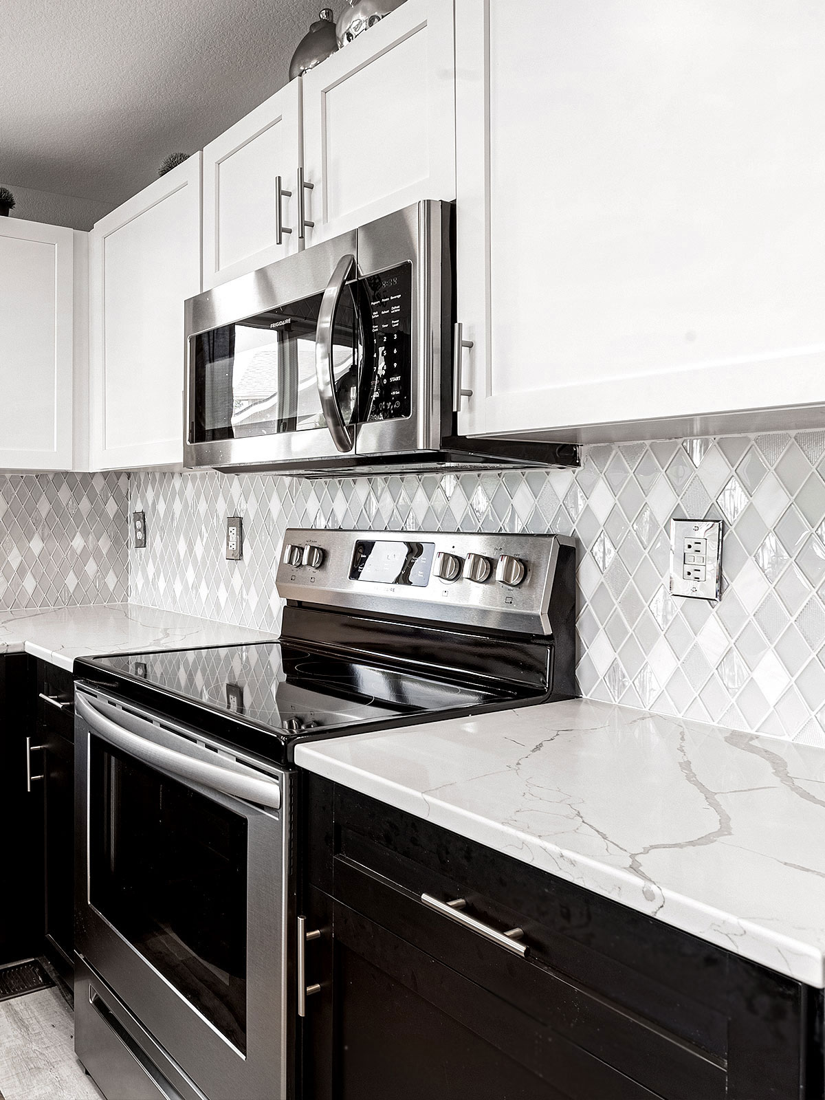 Espresso Kitchen Cabinet White Color Quartz Countertop Glass And Marble Tile BA62046