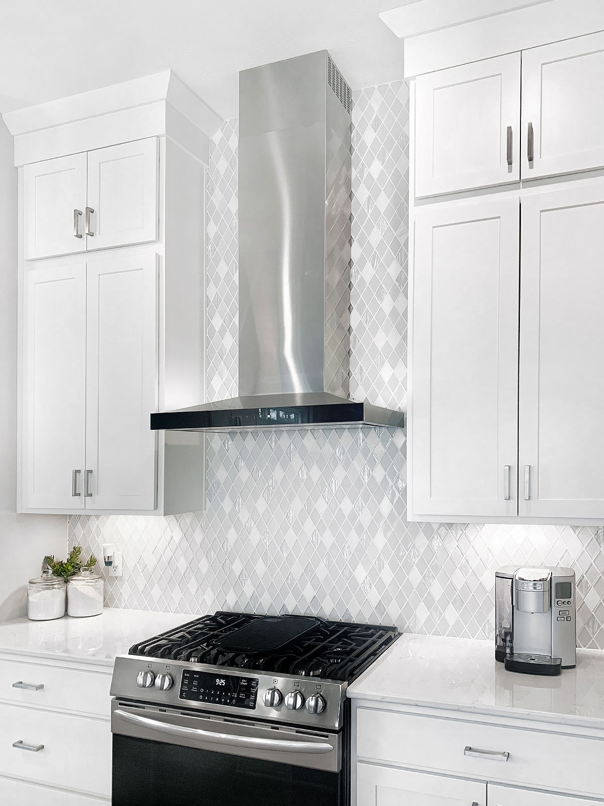 Full White Kitchen Cabinet Quartz Countertop White Backsplash Tile BA62046