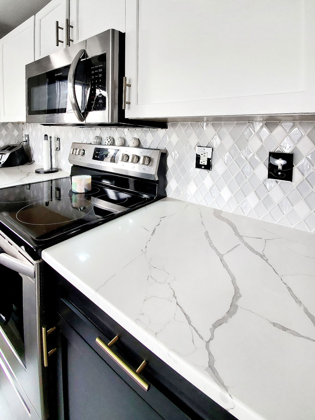 Quartz Countertop With Gray Veins Espresso Kitchen Cabinet White Backsplash Tile BA62046