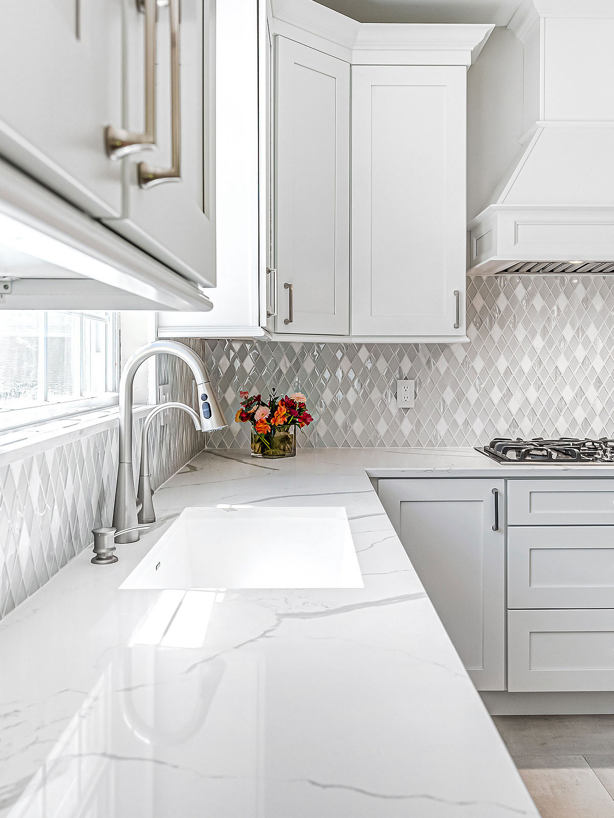 Quartz Countertop With Gray Veins White Color Kitchen BA62046