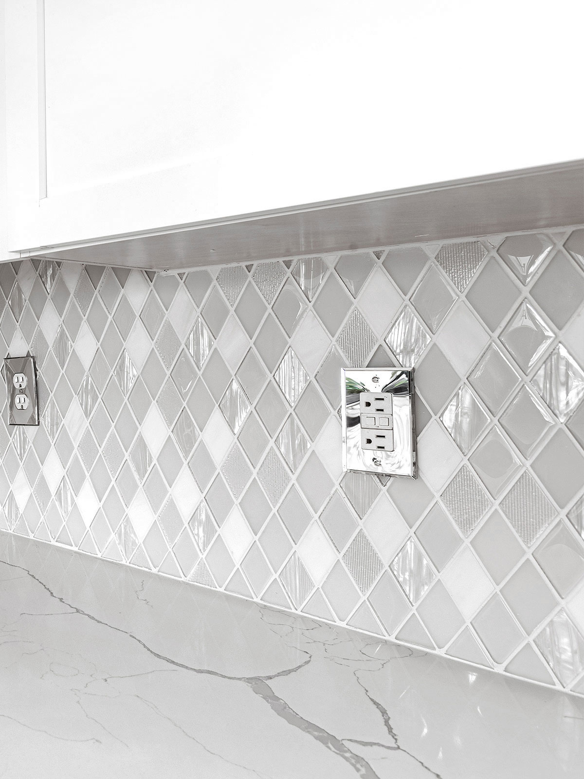 White Diamond Glass Backsplash Tile Quartz Countertop BA62046
