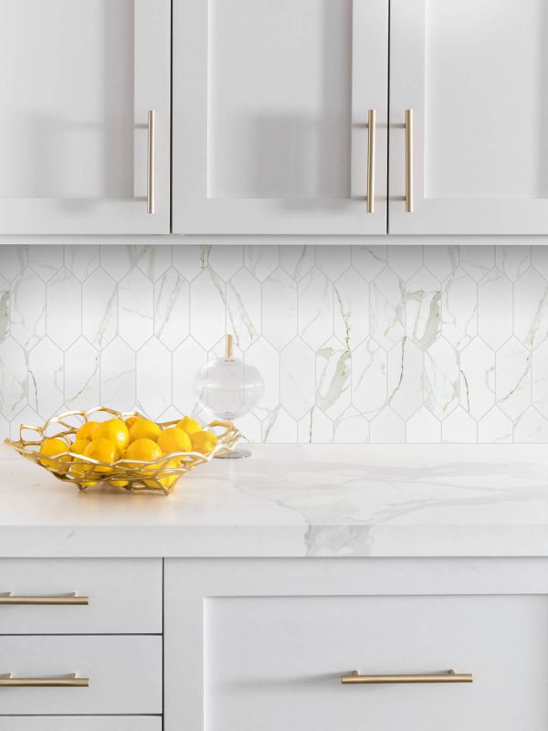White Quartz Countertop Gray Cabinet Glass Calacatta Gold Mosaic Backsplash Tile BA6702