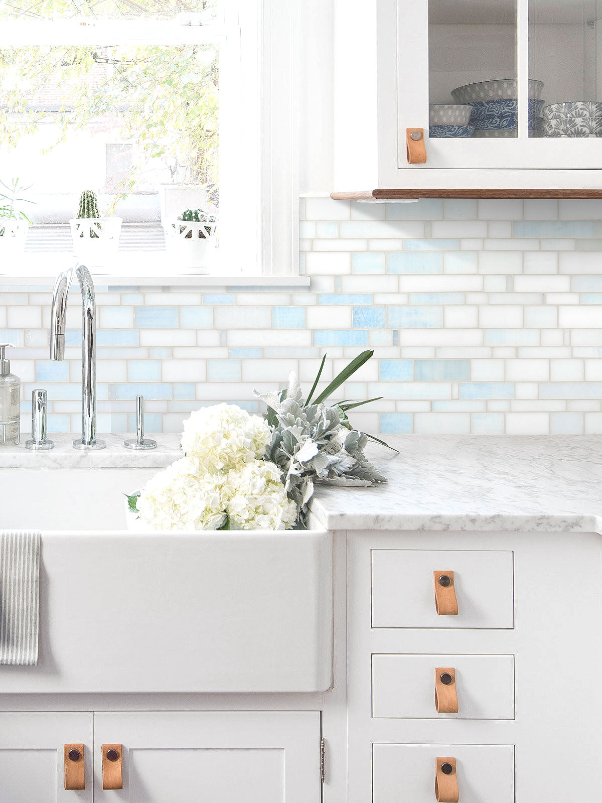 Farm Sink with Pearl Glass Subway Tile BA7016